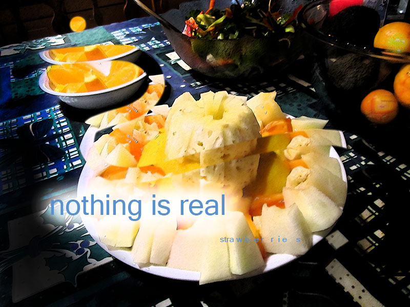 Text 'nothing is real strawberries' über Foto eines Obsttellers mit Ananas, Orangen, Sonnen