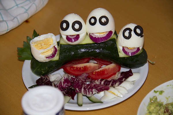 Foto mit arrangiertem Essen und einem angebissenen Ei