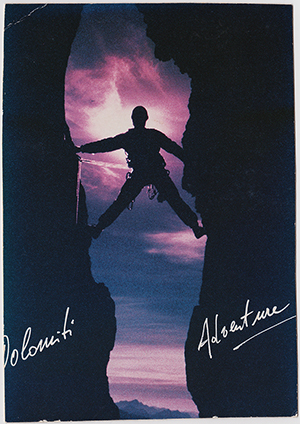 Die Postkarte zeigt einen Abgrund den ein menschlicher Körper kletternd verbindet